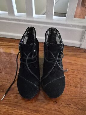 Toms Black Lace-Up Women's Ankle Boots